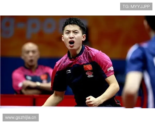 张继科穿着汗衫咕咚喝瓶矿泉水，完全看不出昔日国乒老大哥的架势